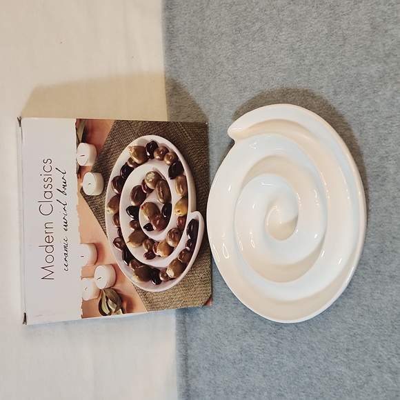 Modern‎ Classics Ceramic Swirl Bowl White - Picture 1 of 8